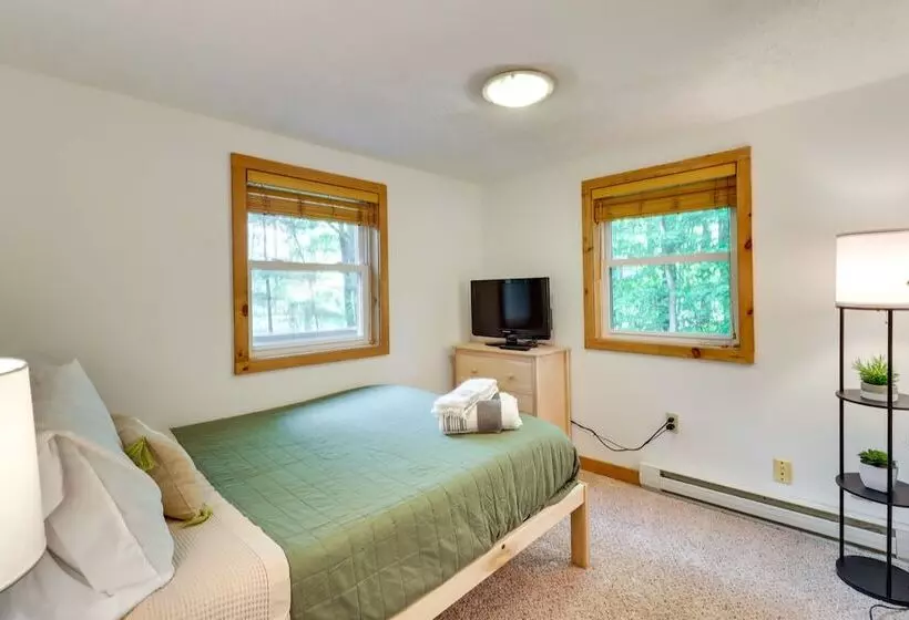 Tree Lined Pocono Lake Retreat: Walk To Beaches!