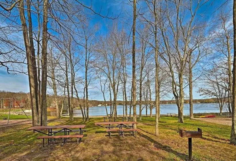 Tree Lined Pocono Lake Retreat: Walk To Beaches!