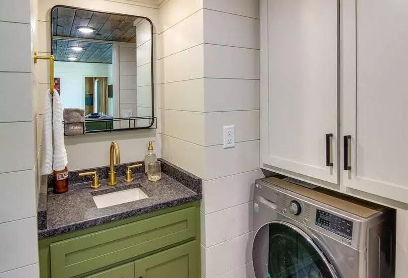 Upscale + Modern Tiny Cabin On Cane River!