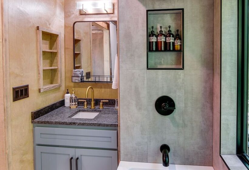 Upscale + Modern Tiny Cabin On Cane River!