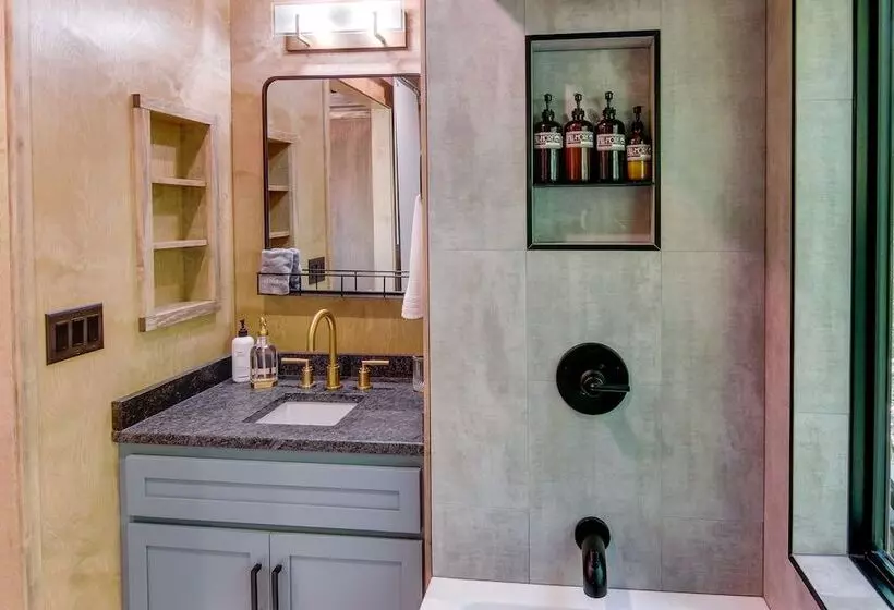 Upscale + Modern Tiny Cabin On Cane River!