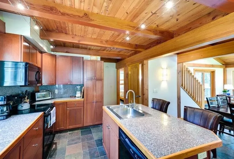 Waterfront Deer Isle Retreat W/ Fire Pit!