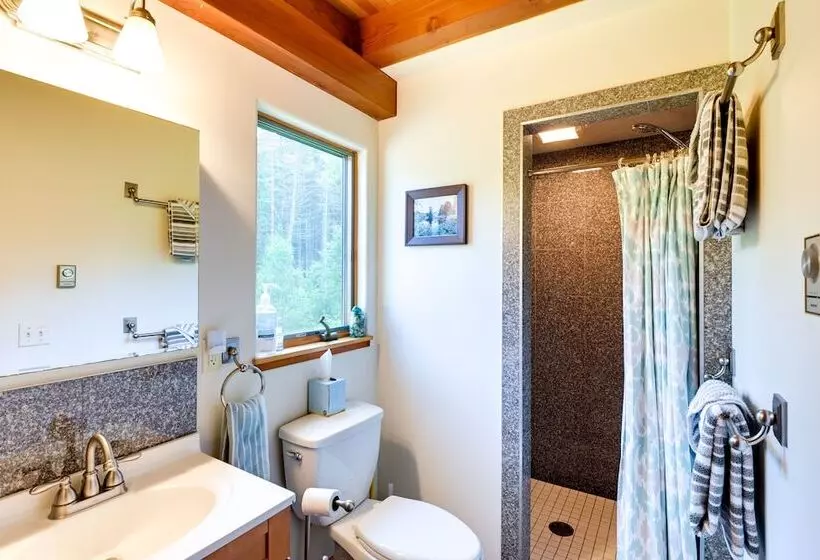 Waterfront Deer Isle Retreat W/ Fire Pit!