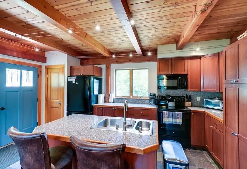 Waterfront Deer Isle Retreat W/ Fire Pit!