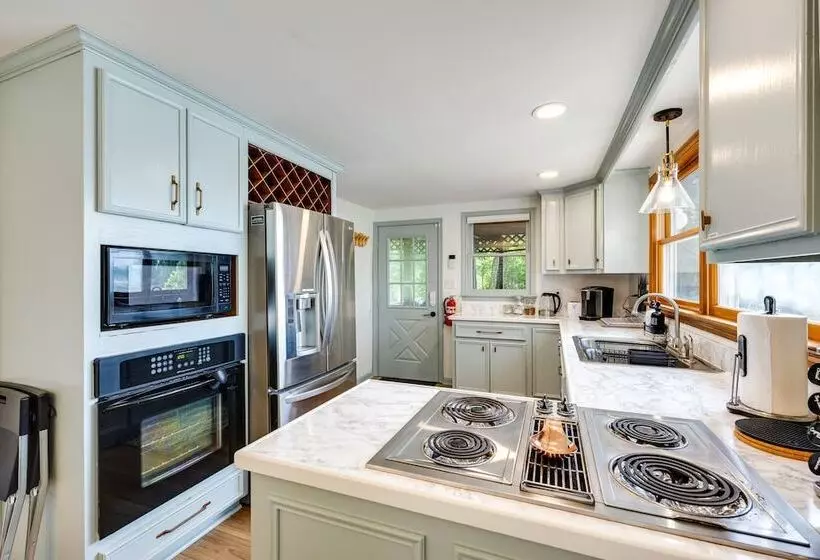 Waterfront Heathsville Cottage W/ Dock & Hot Tub!