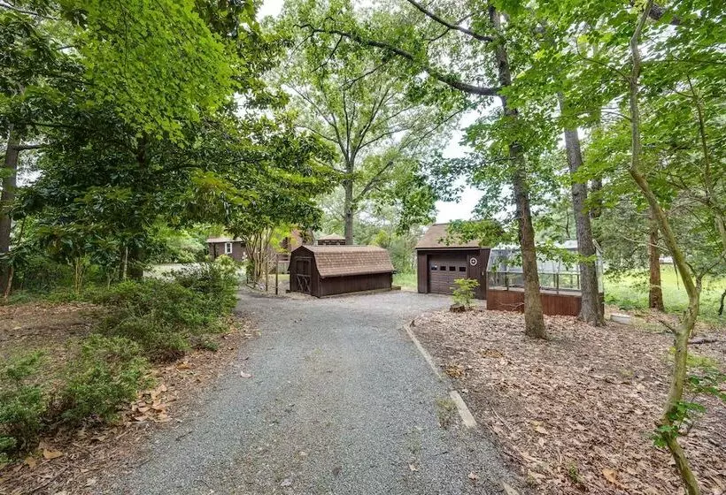 Waterfront Heathsville Cottage W/ Dock & Hot Tub!