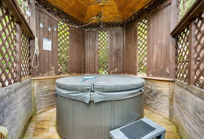 Waterfront Heathsville Cottage W/ Dock & Hot Tub!