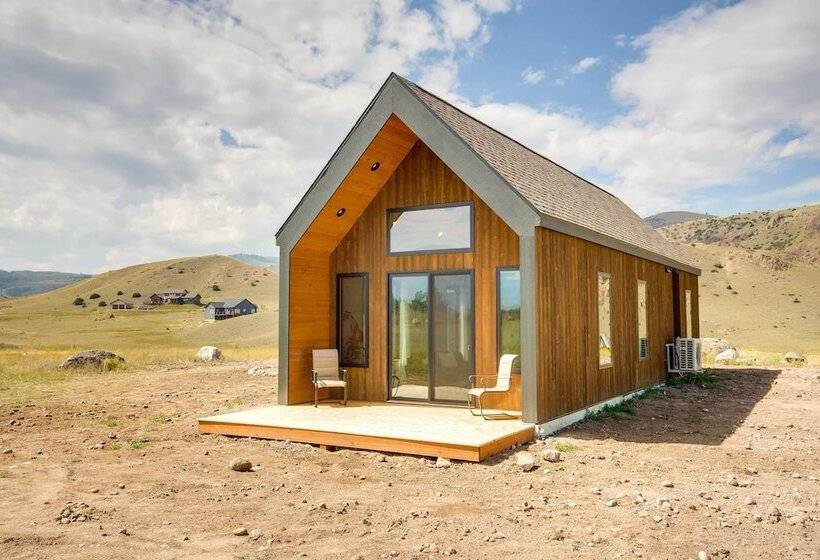Yellowstone Prairie Retreat: 360 Mountain Views!
