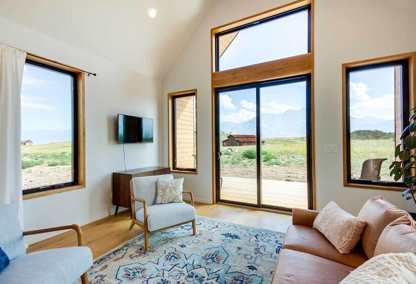 Yellowstone Prairie Retreat: 360 Mountain Views!