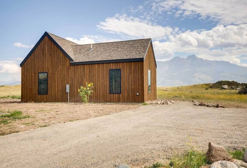 Yellowstone Prairie Retreat: 360 Mountain Views!