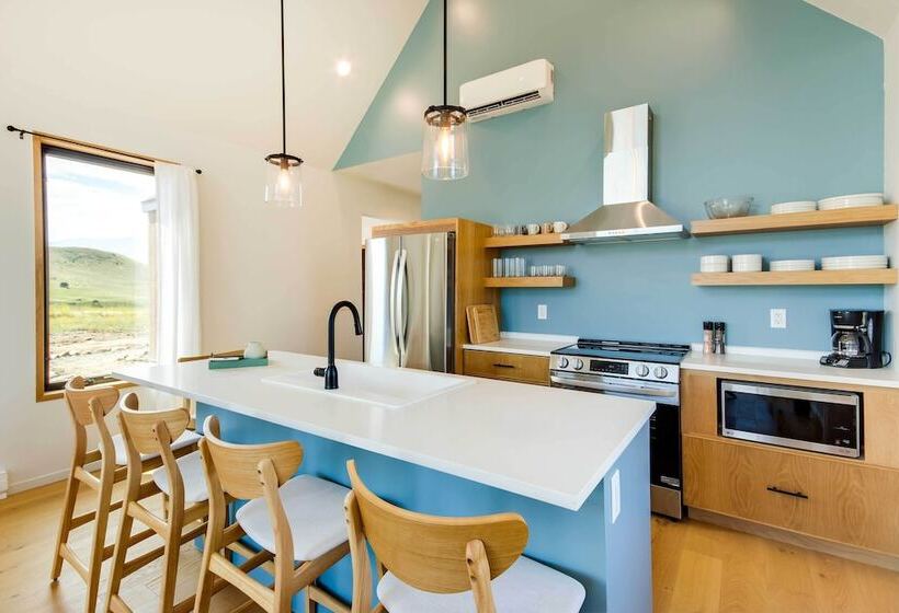 Yellowstone Prairie Retreat: 360 Mountain Views!