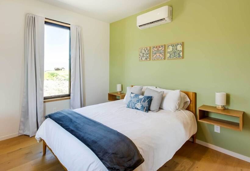 Yellowstone Prairie Retreat: 360 Mountain Views!