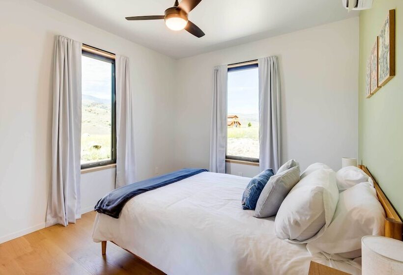 Yellowstone Prairie Retreat: 360 Mountain Views!