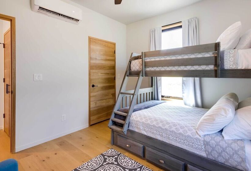 Yellowstone Prairie Retreat: 360 Mountain Views!