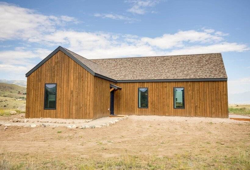 Yellowstone Prairie Retreat: 360 Mountain Views!