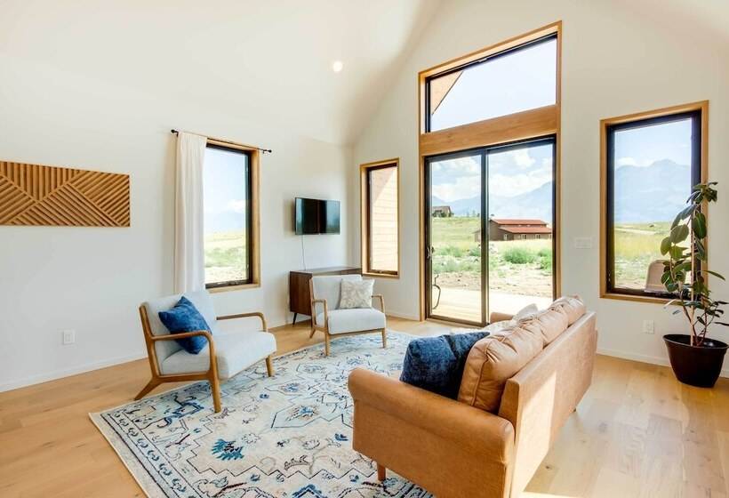Yellowstone Prairie Retreat: 360 Mountain Views!
