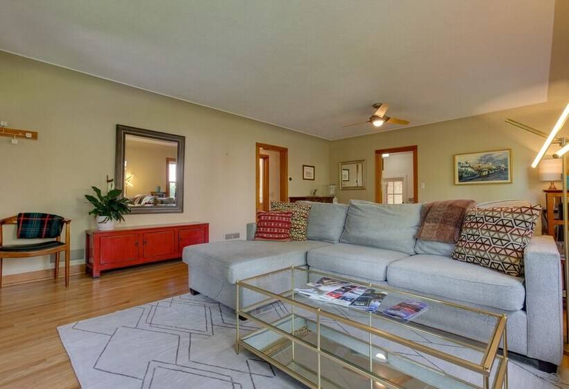 Bright Golden Home W/ Views   Walk To Downtown!