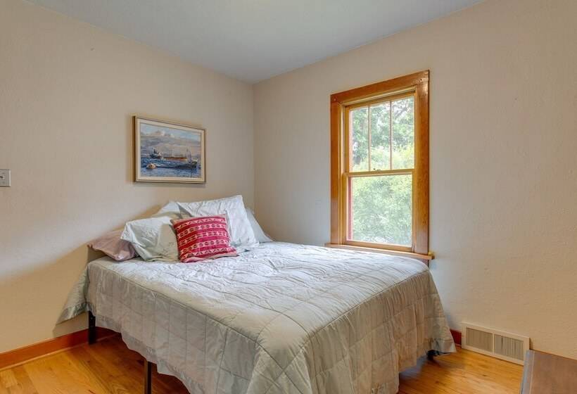 Bright Golden Home W/ Views   Walk To Downtown!