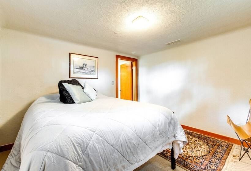 Bright Golden Home W/ Views   Walk To Downtown!