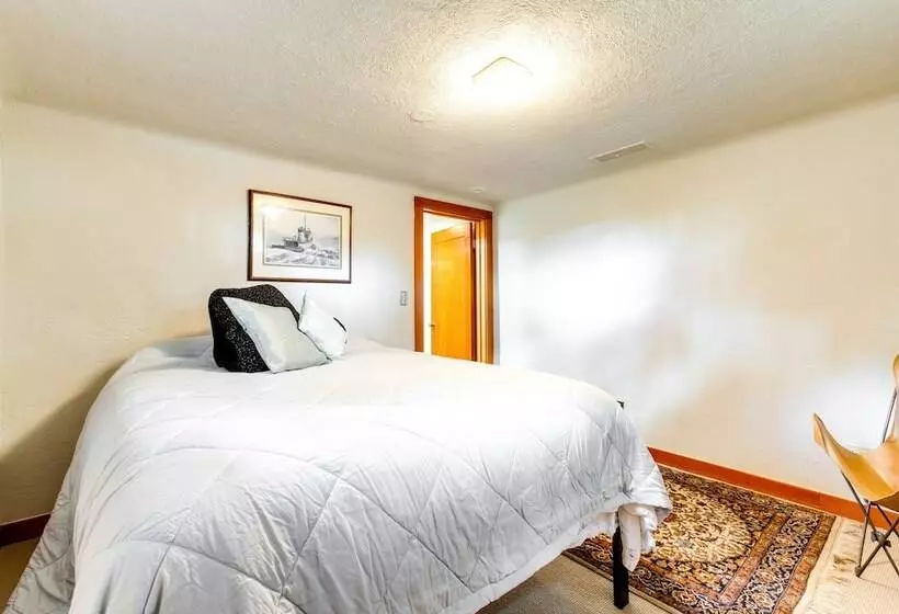 Bright Golden Home W/ Views   Walk To Downtown!