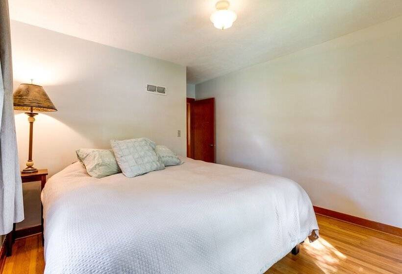 Bright Golden Home W/ Views   Walk To Downtown!