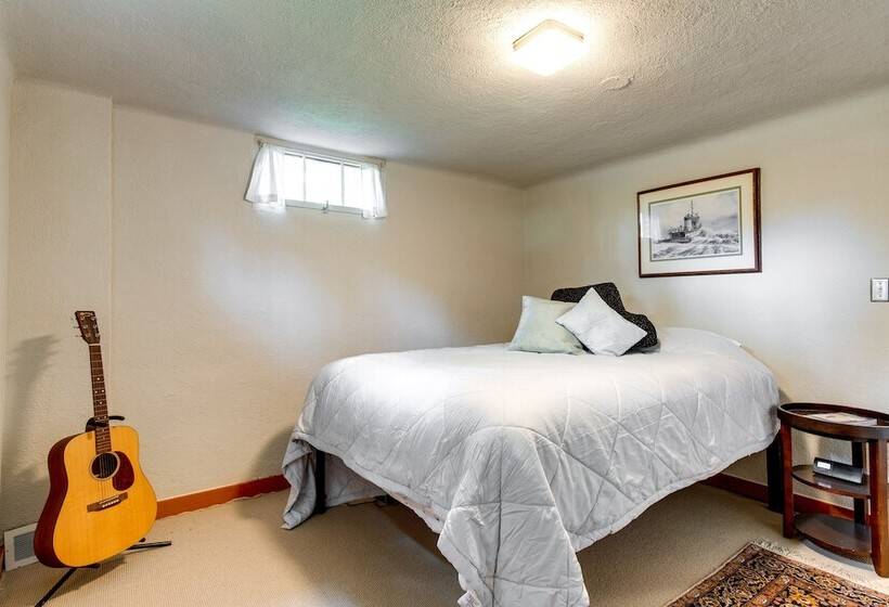 Bright Golden Home W/ Views   Walk To Downtown!