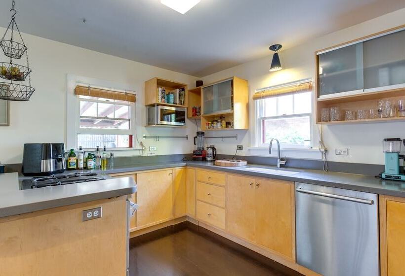 Bright Golden Home W/ Views   Walk To Downtown!