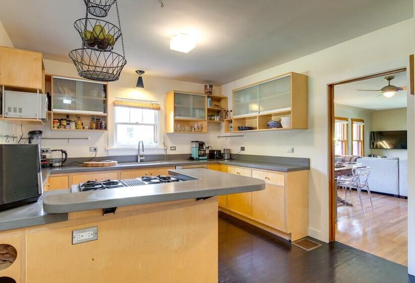 Bright Golden Home W/ Views   Walk To Downtown!