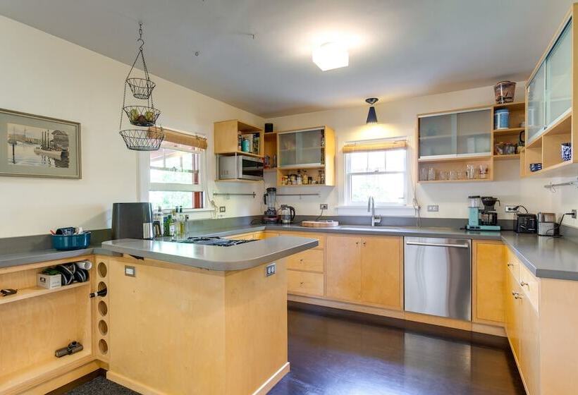 Bright Golden Home W/ Views   Walk To Downtown!