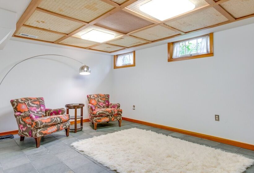 Bright Golden Home W/ Views   Walk To Downtown!