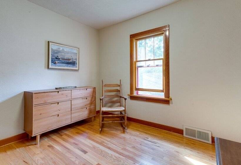 Bright Golden Home W/ Views   Walk To Downtown!