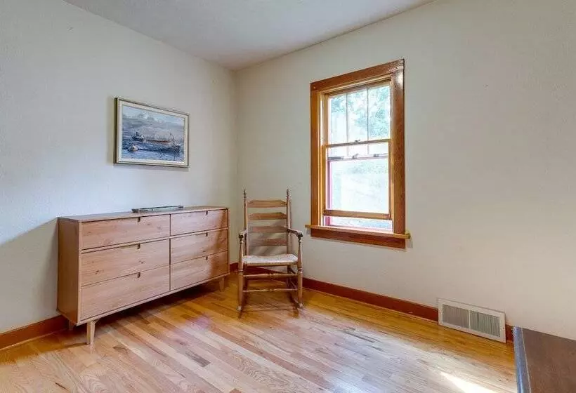 Bright Golden Home W/ Views   Walk To Downtown!