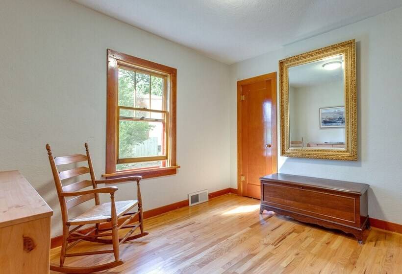 Bright Golden Home W/ Views   Walk To Downtown!