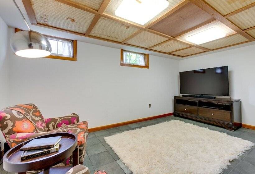 Bright Golden Home W/ Views   Walk To Downtown!