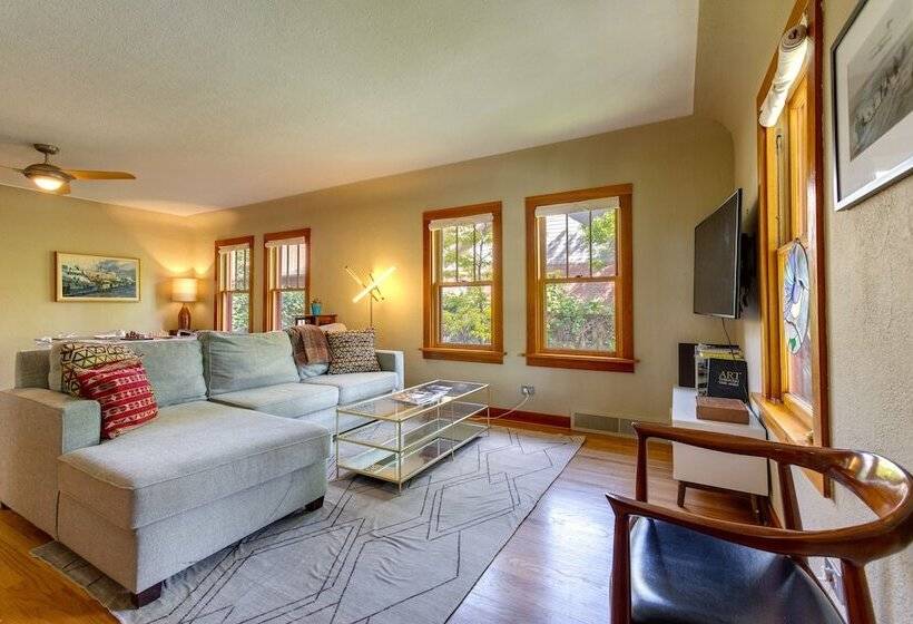 Bright Golden Home W/ Views   Walk To Downtown!