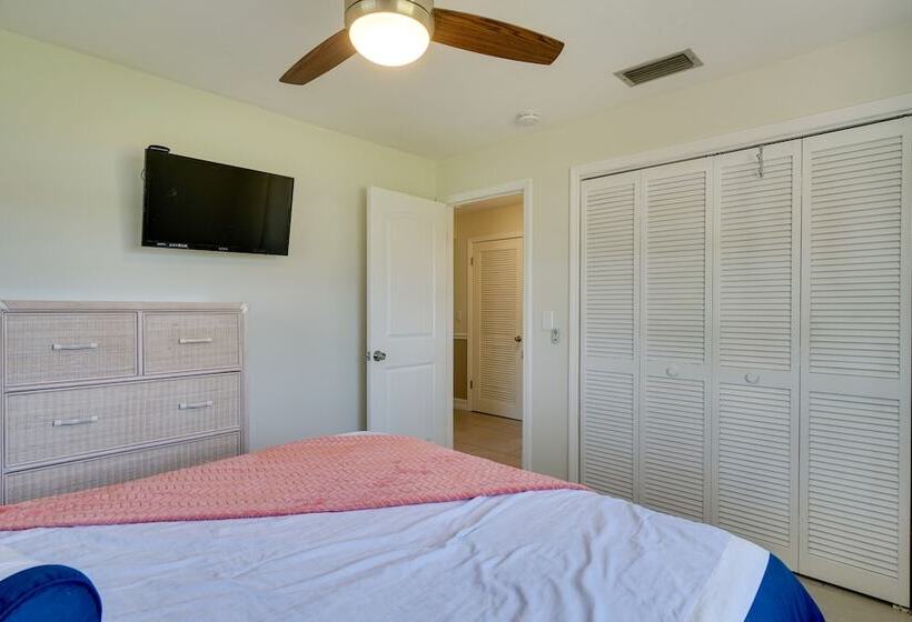 Dock & Screened Porch: Waterfront Cape Coral Home