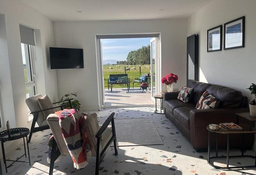 Magilligan   Cottage   Sleeps 6   Parking   Garden