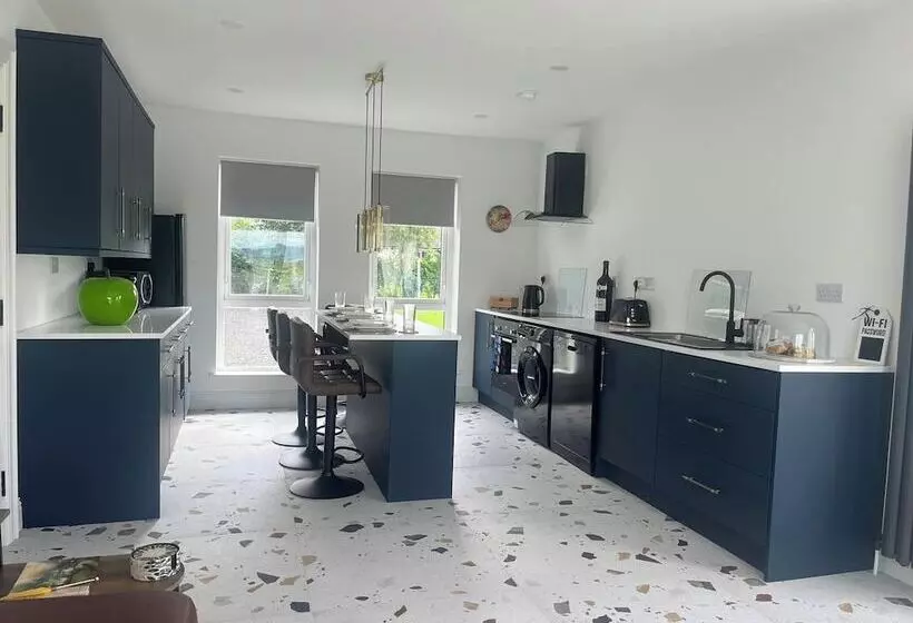 Magilligan   Cottage   Sleeps 6   Parking   Garden