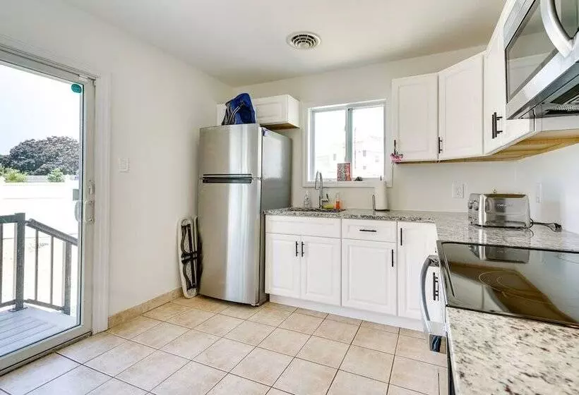 Charming Beach Haven West Home: 1 Mi To Beach!