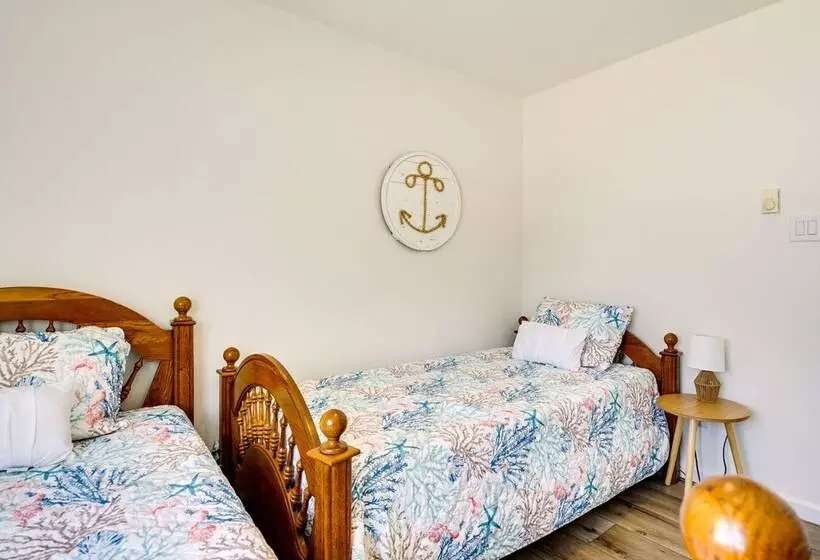 Charming Beach Haven West Home: 1 Mi To Beach!