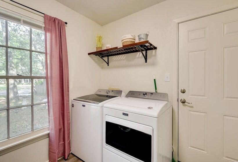 ~ 4 Mi To Fort Worth Stockyards: River Oaks Home!