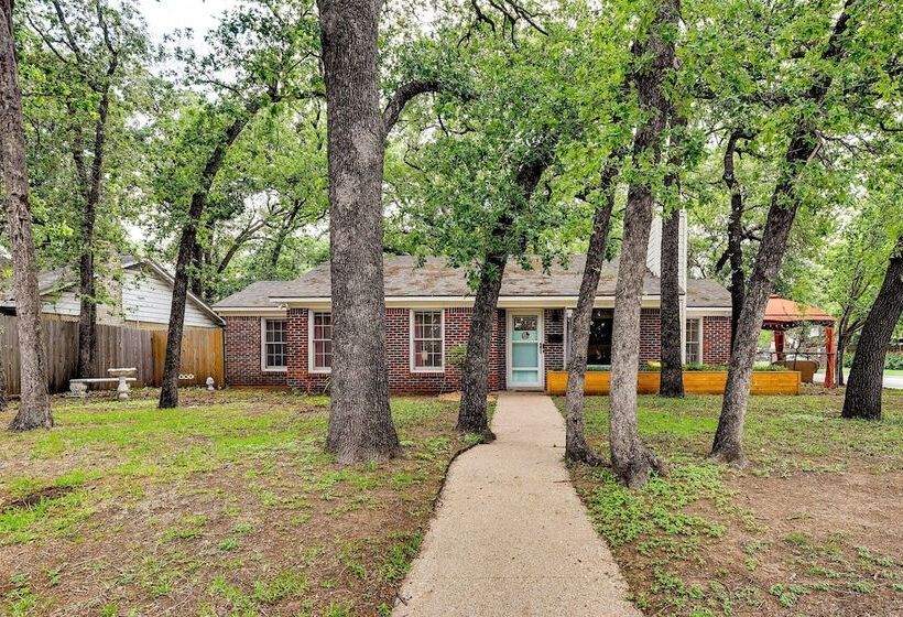 ~ 4 Mi To Fort Worth Stockyards: River Oaks Home!