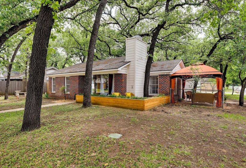 ~ 4 Mi To Fort Worth Stockyards: River Oaks Home!