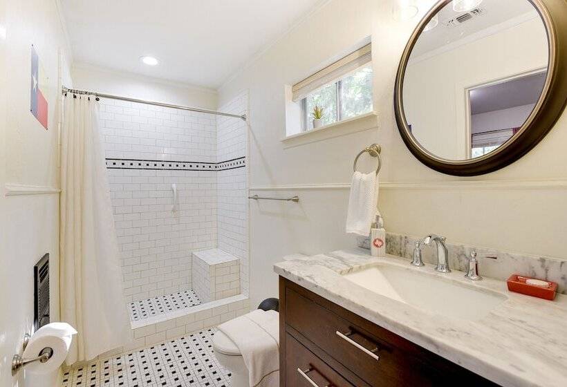 ~ 4 Mi To Fort Worth Stockyards: River Oaks Home!