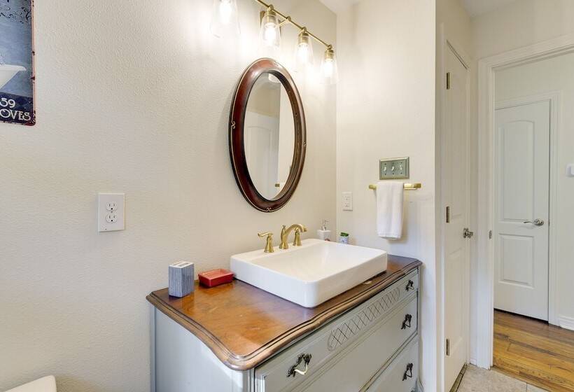 ~ 4 Mi To Fort Worth Stockyards: River Oaks Home!