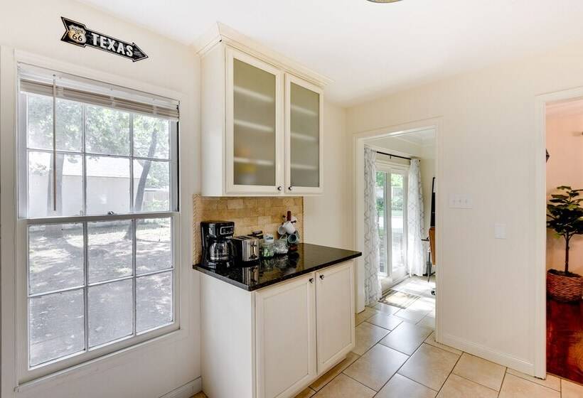 ~ 4 Mi To Fort Worth Stockyards: River Oaks Home!