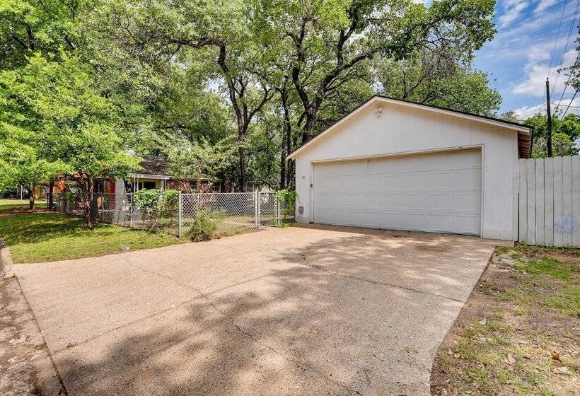 ~ 4 Mi To Fort Worth Stockyards: River Oaks Home!