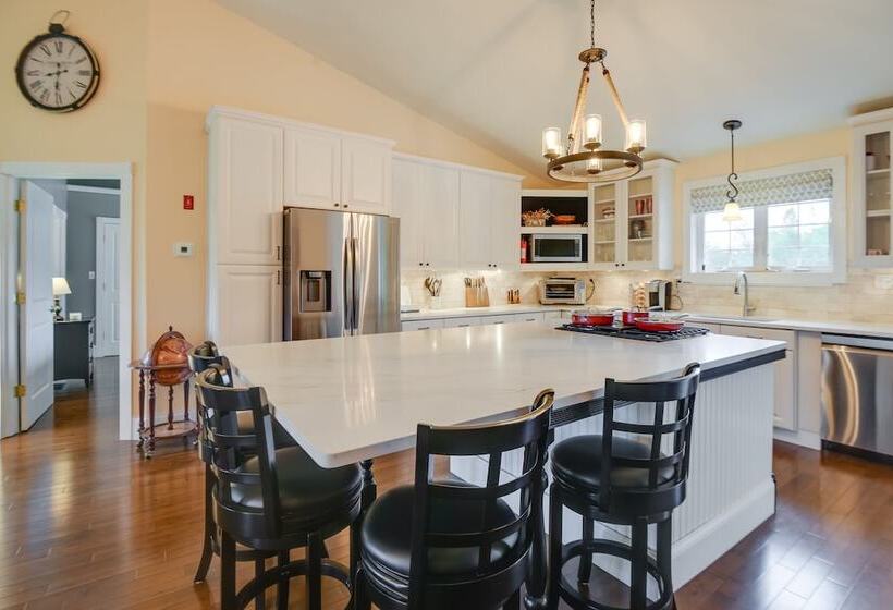 Conway Home W/ Private Hot Tub, Deck & Game Room!