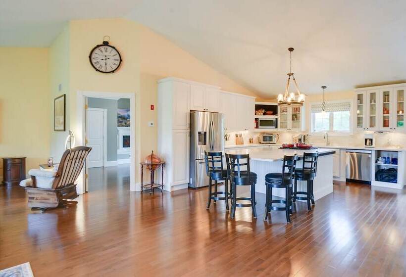 Conway Home W/ Private Hot Tub, Deck & Game Room!