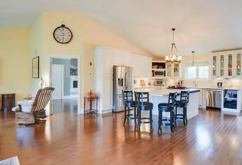 Conway Home W/ Private Hot Tub, Deck & Game Room!